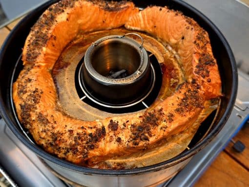Stremellachs im Omnia Campingbackofen mit Smoke Cup (Räucherbecher)