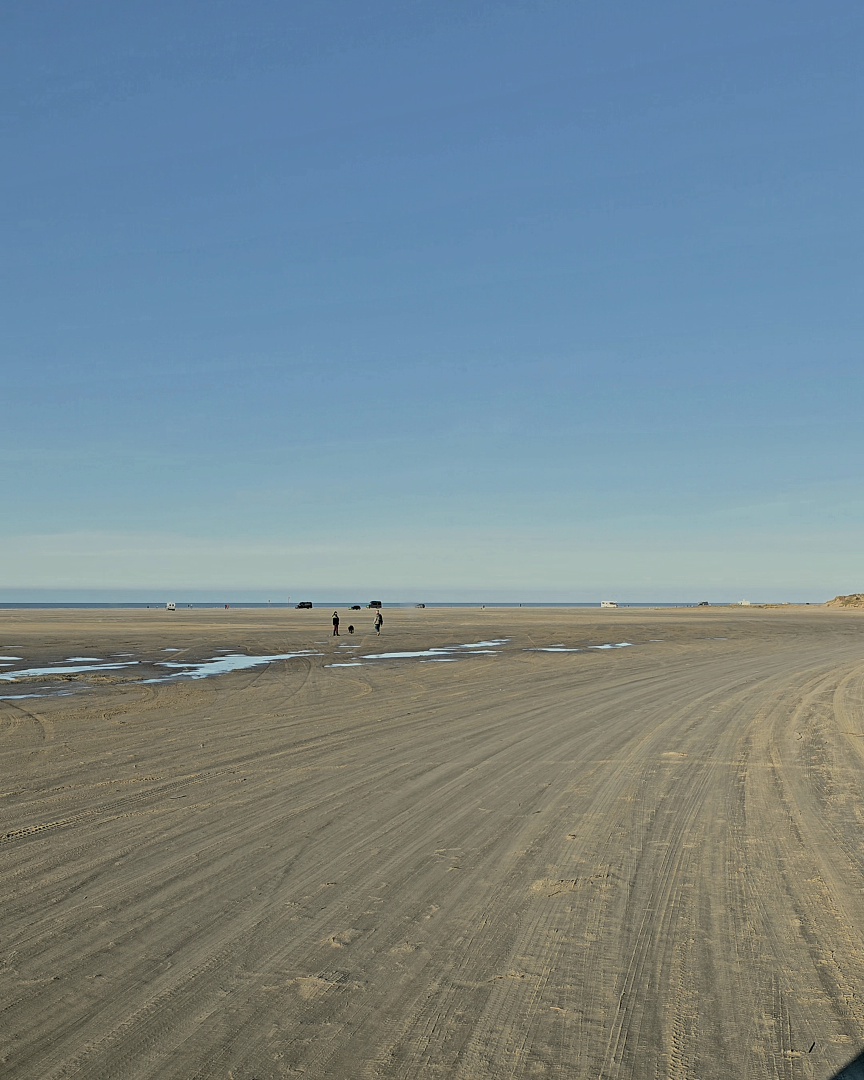 Weißes Wohnmobil parkt auf dem riesigen Sandstrand von Lakolk auf Rømø im dänischen Winter.