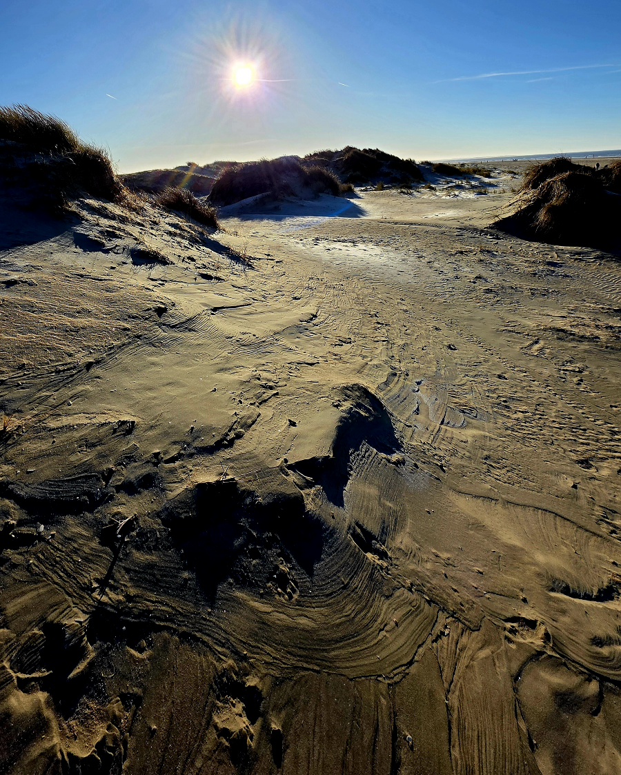 Weißes Wohnmobil parkt auf dem riesigen Sandstrand von Lakolk auf Rømø im dänischen Winter.