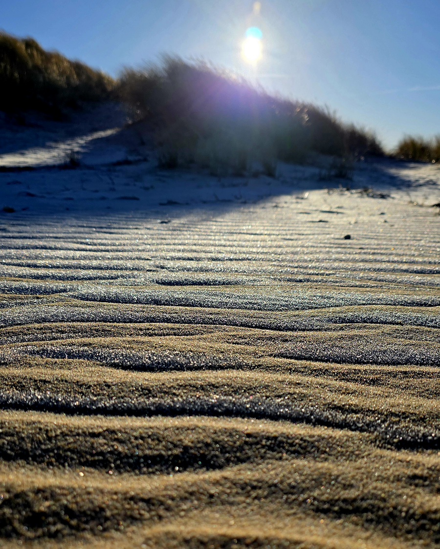 Weißes Wohnmobil parkt auf dem riesigen Sandstrand von Lakolk auf Rømø im dänischen Winter.