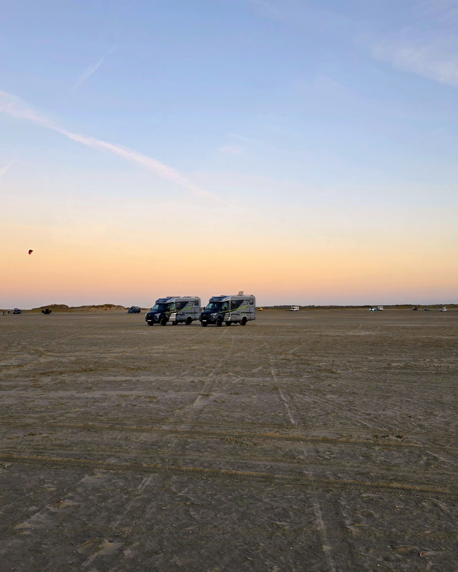 Weißes Wohnmobil parkt auf dem riesigen Sandstrand von Lakolk auf Rømø im dänischen Winter.