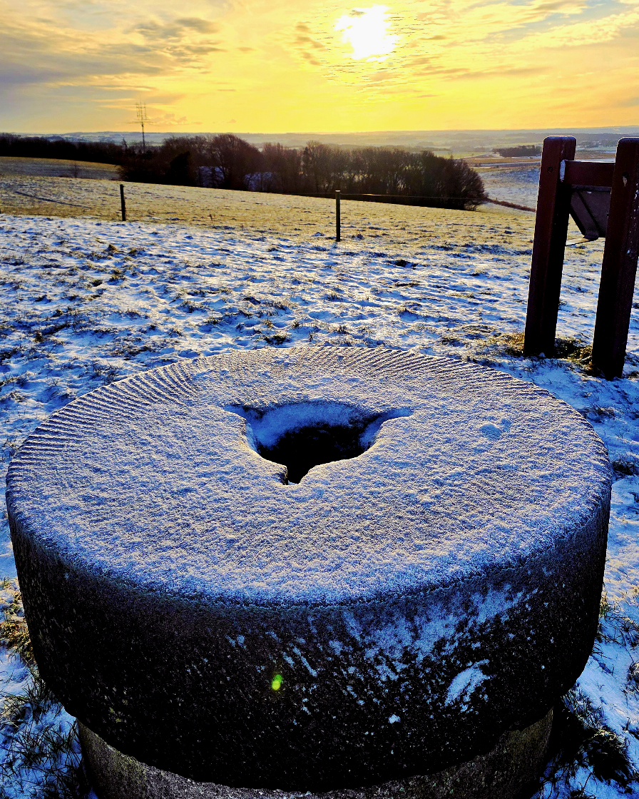 Das Schild Møllehøj auf dem höchsten Punkt Dänemarks inmitten winterlicher Landschaft am 04.01.2026.