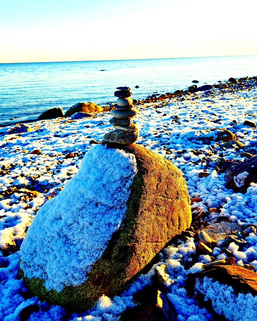 Angrillen 2026: Ein Grill steht vor dem Wohnmobil in Haderslev bei gleichzeitigem Sonnenuntergang und Mondaufgang.