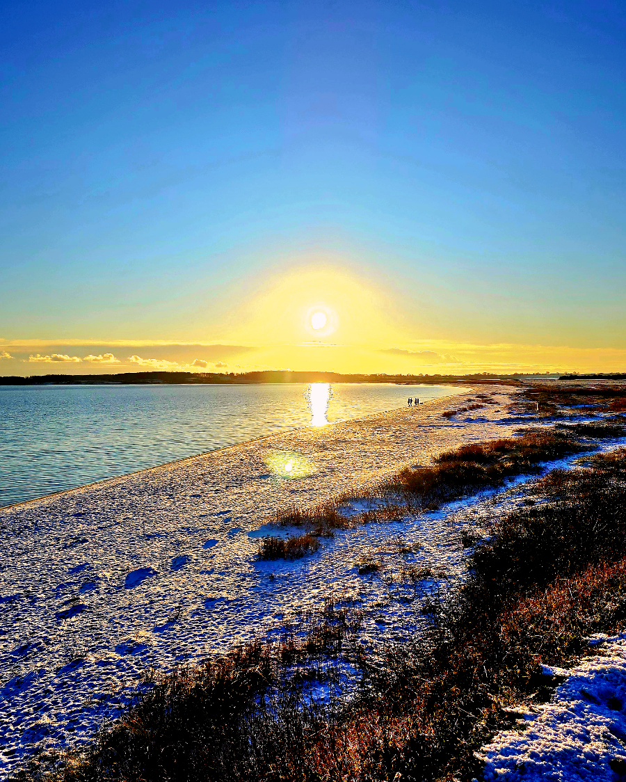 Angrillen 2026: Ein Grill steht vor dem Wohnmobil in Haderslev bei gleichzeitigem Sonnenuntergang und Mondaufgang.