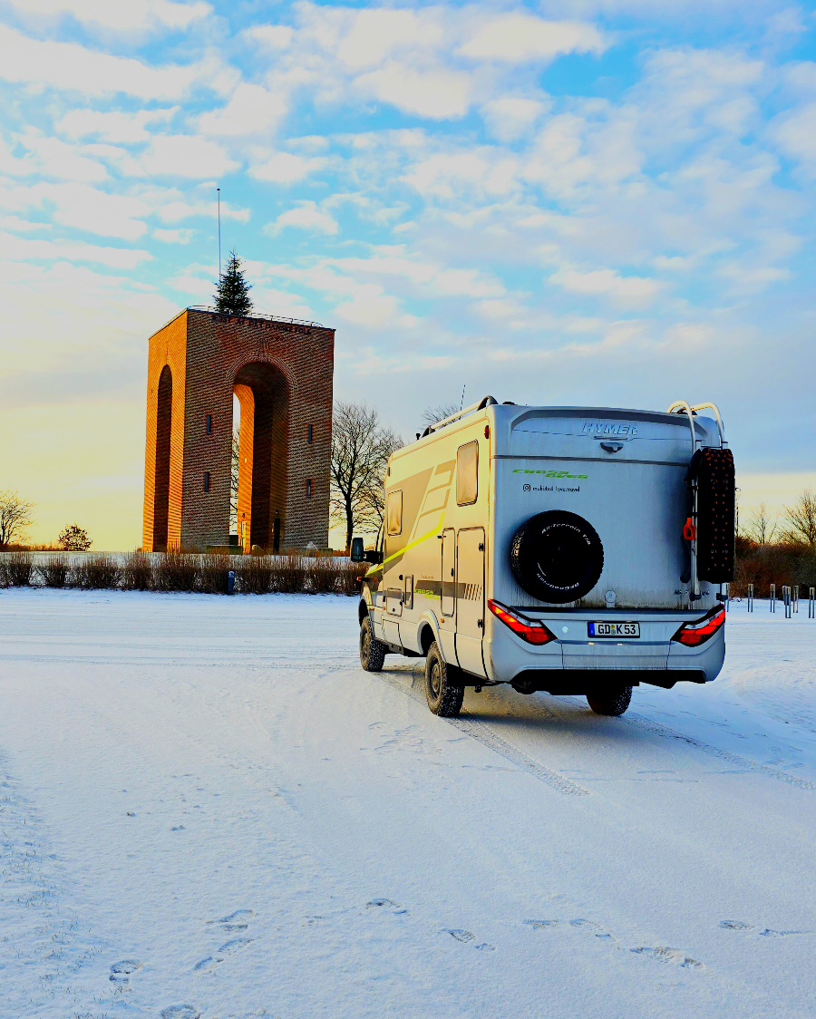Das Schild Møllehøj auf dem höchsten Punkt Dänemarks inmitten winterlicher Landschaft am 04.01.2026.