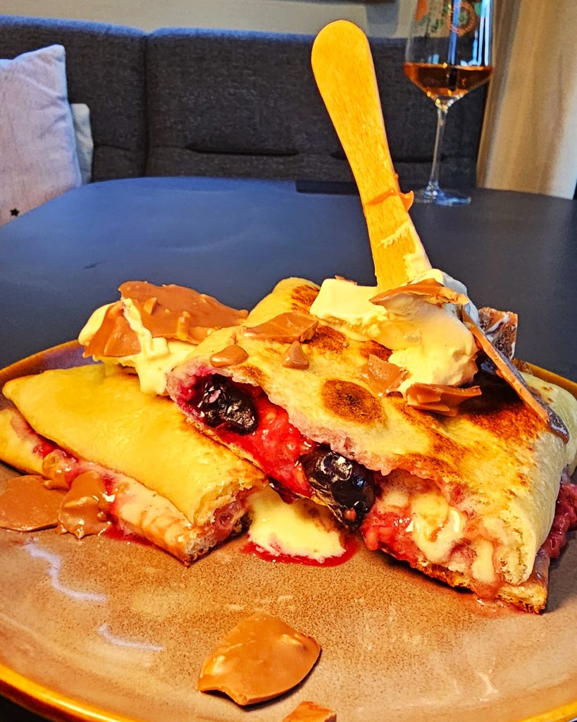 Warmer Schokoladen-Nachtisch mit Beeren, schnell zubereitet im RidgeMonkey Sandwich-Toaster beim Camping.