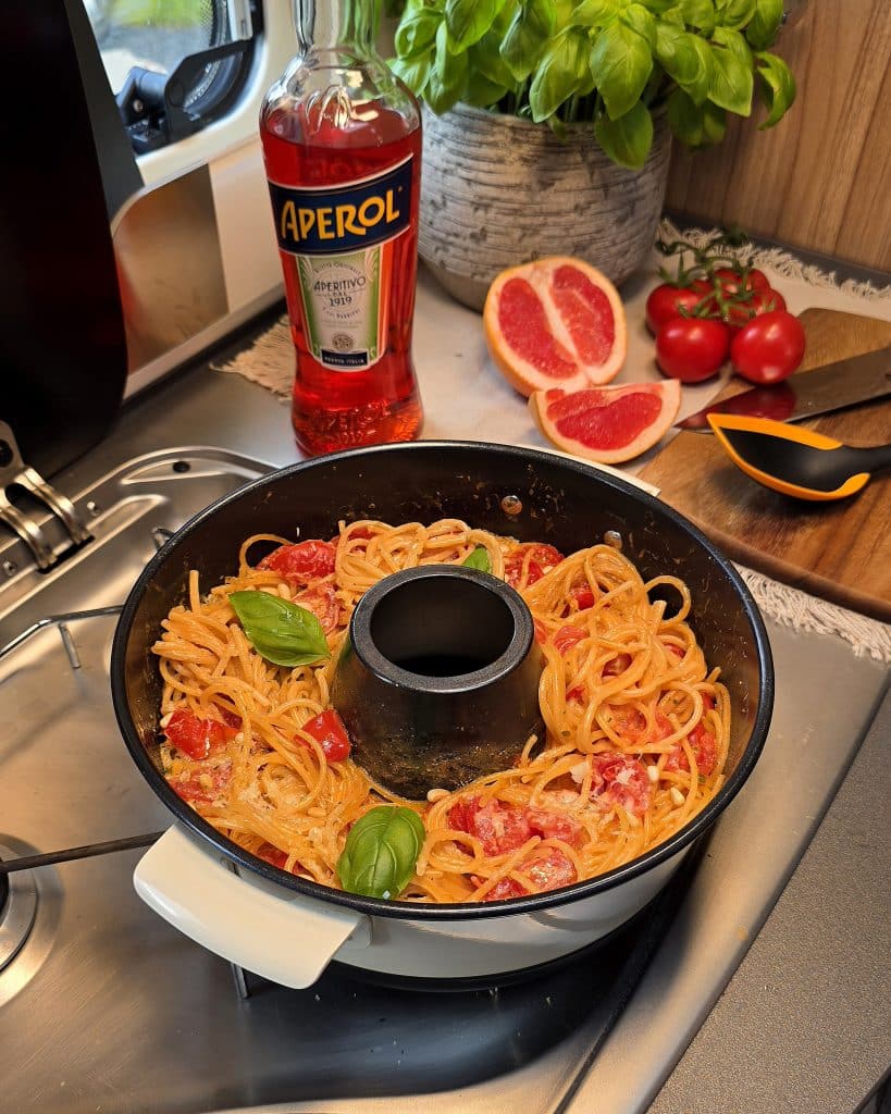 Aperol Spritz Pasta aus dem RoadBaker Campingbackofen