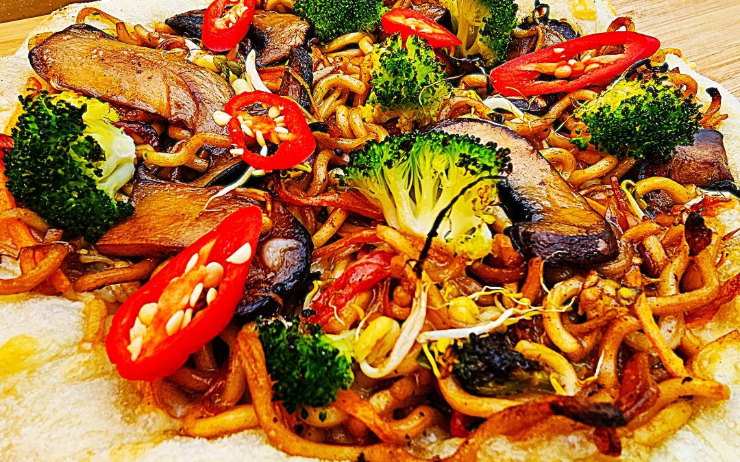  Asia Pizza mit gebratenen Nudeln / Big Green Egg Minimax Grill