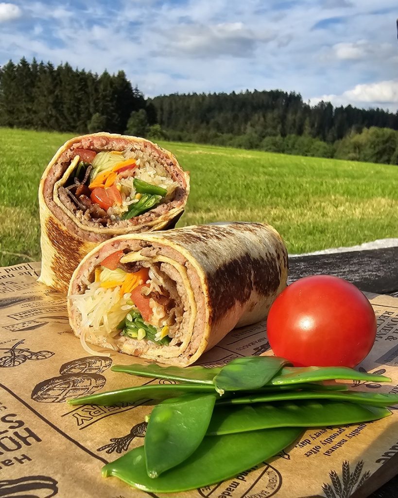 asiatischer-tortilla-smash-burger-big-green-egg Asiatischer Tortilla Smash Burger mit Sesam und Sriracha-Mayo, gegrillt auf dem Big Green Egg MiniMax.