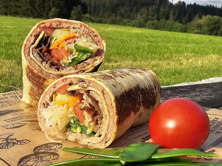 Asiatischer Tortilla Smash Burger mit Sesam und Sriracha-Mayo, gegrillt auf dem Big Green Egg MiniMax.