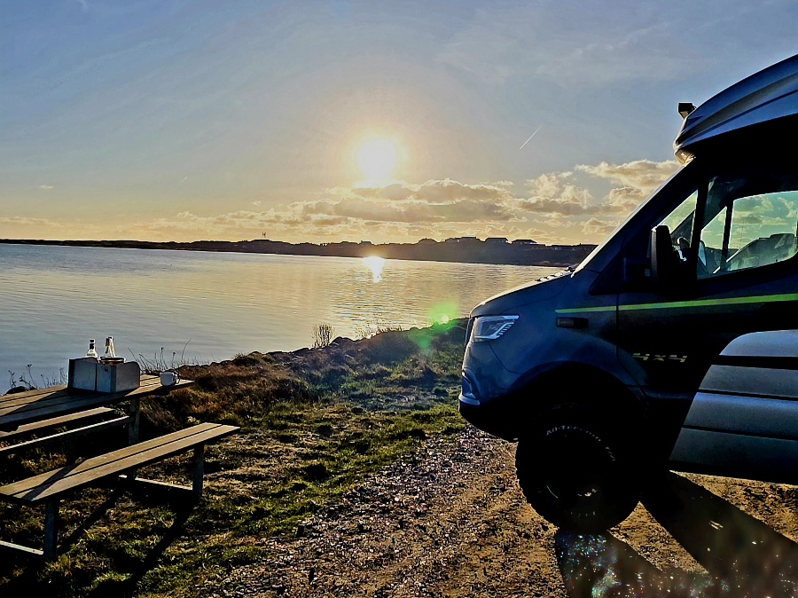 Wohnmobil auf einem Stellplatz im Autocamp Ringkøbing Fjord bei Hvide Sande während einer Winterreise im Januar 2026.