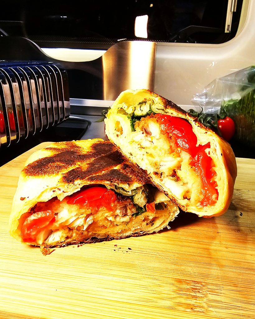 Goldbraun gebratener Backfisch im Flammkuchenteig mit Meerrettich, zubereitet im RidgeMonkey Sandwich-Toaster.