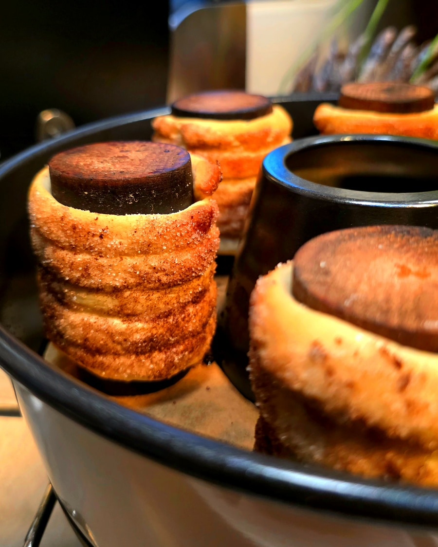 Frisch gebackener Baumstriezel mit Zucker-Zimt-Kruste aus dem eckigen Roadbaker Campingbackofen.