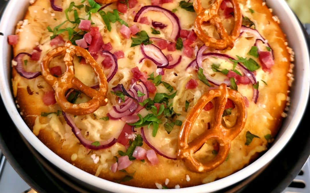 deftiger Brezelkuchen Flammkuchen-Style aus dem Hajka Oven