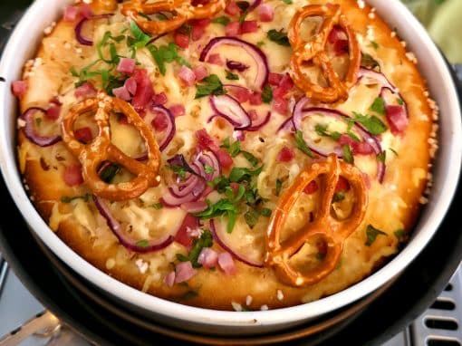 deftiger Brezelkuchen Flammkuchen-Style aus dem Hajka Oven deftiger Brezelkuchen Flammkuchen-Style aus dem Hajka Oven