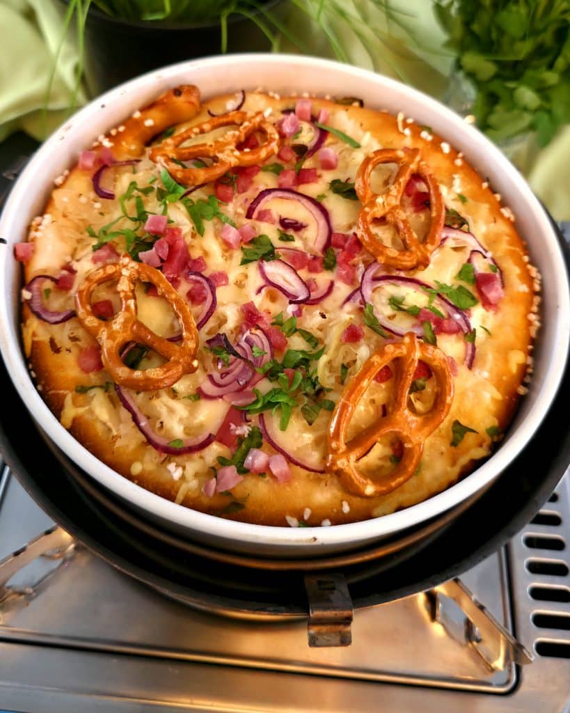 Deftiger Brezelkuchen mit Sauerkraut und Speck frisch aus dem Hajka Oven