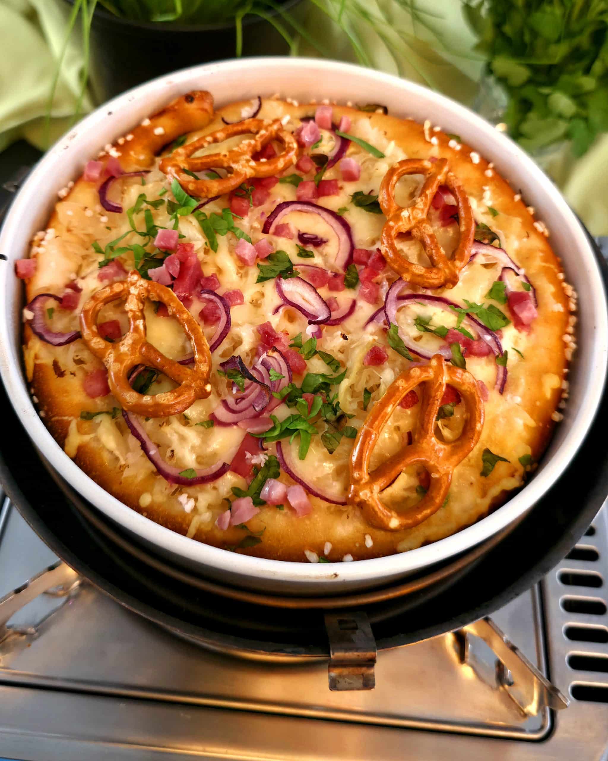 Deftiger Brezelkuchen mit Sauerkraut und Speck frisch aus dem Hajka Oven