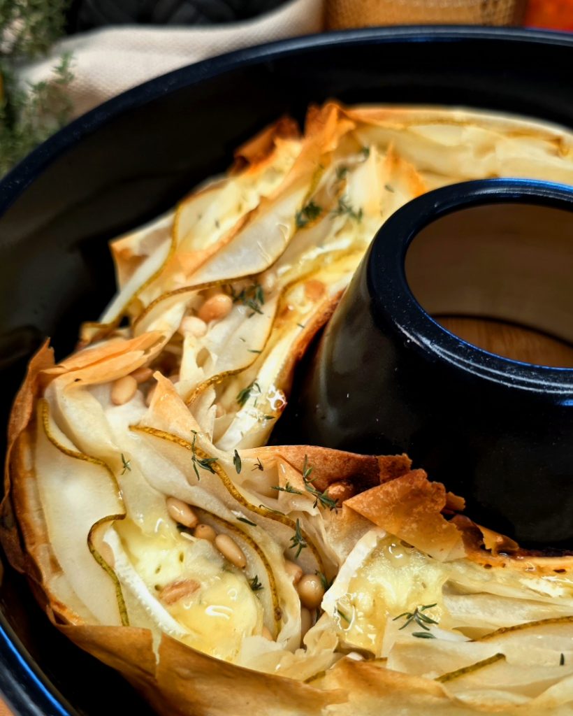 Geschmolzener Brie mit Birnenscheiben und Walnüssen in knusprigem Blätterteig aus dem Omnia Campingbackofen.