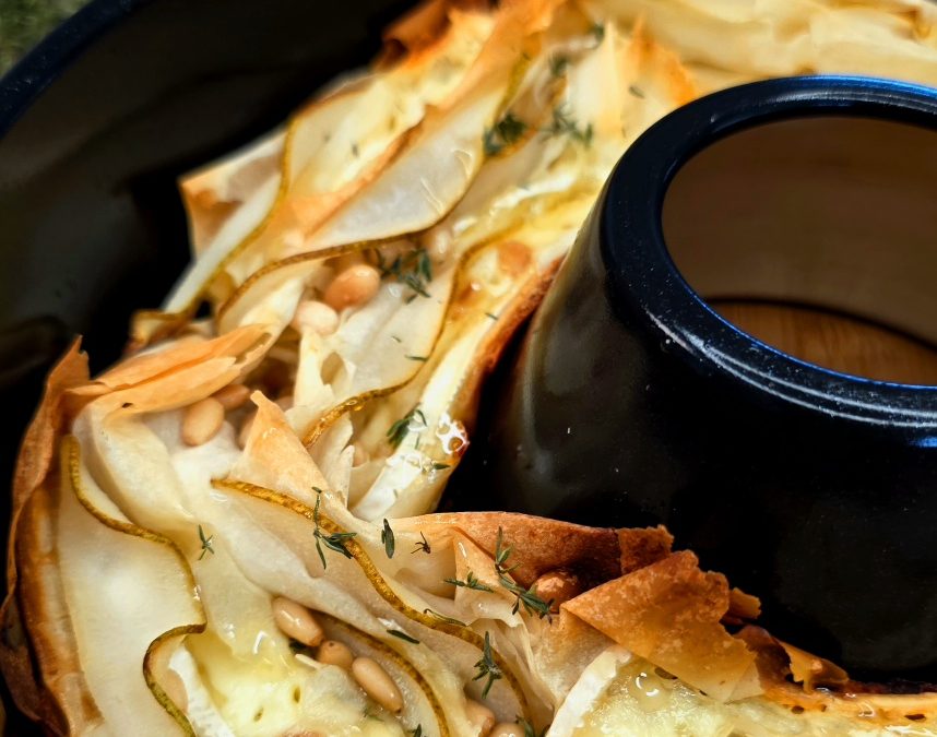 Brie-Birnen-Knuspertraum aus dem Omnia Campingbackofen