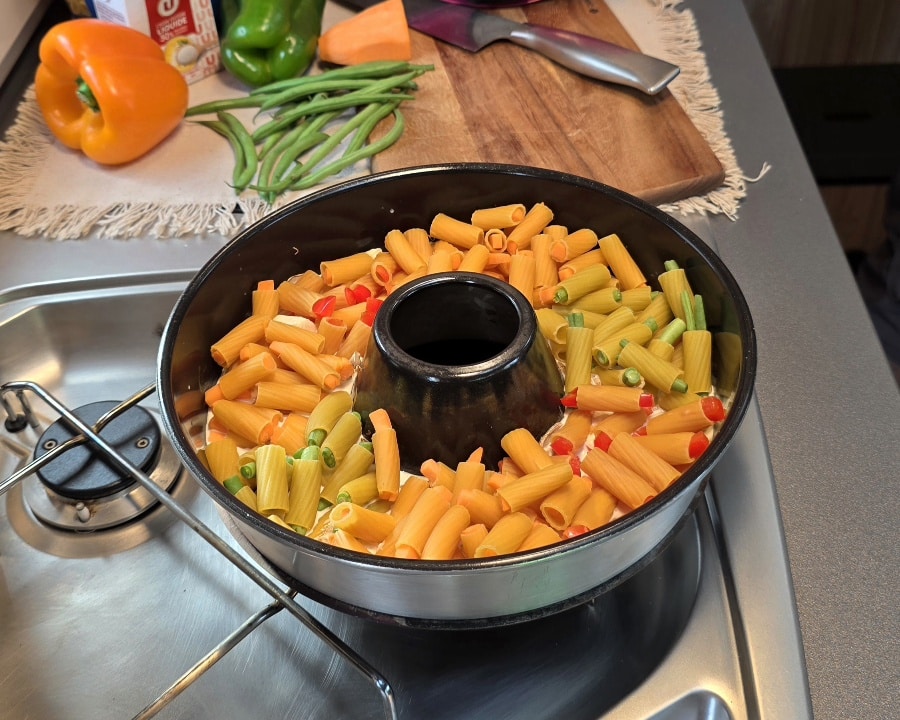 Bunte Gemüse-Rigatoni aus dem Omnia Campingbackofen mit Karotten, Paprika, Bohnen und Süßkartoffel