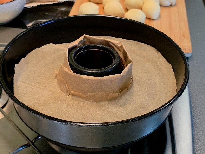 Unordentlich gefaltetes Backpapier im Campingbackofen – das Problem beim Backen im Camper.