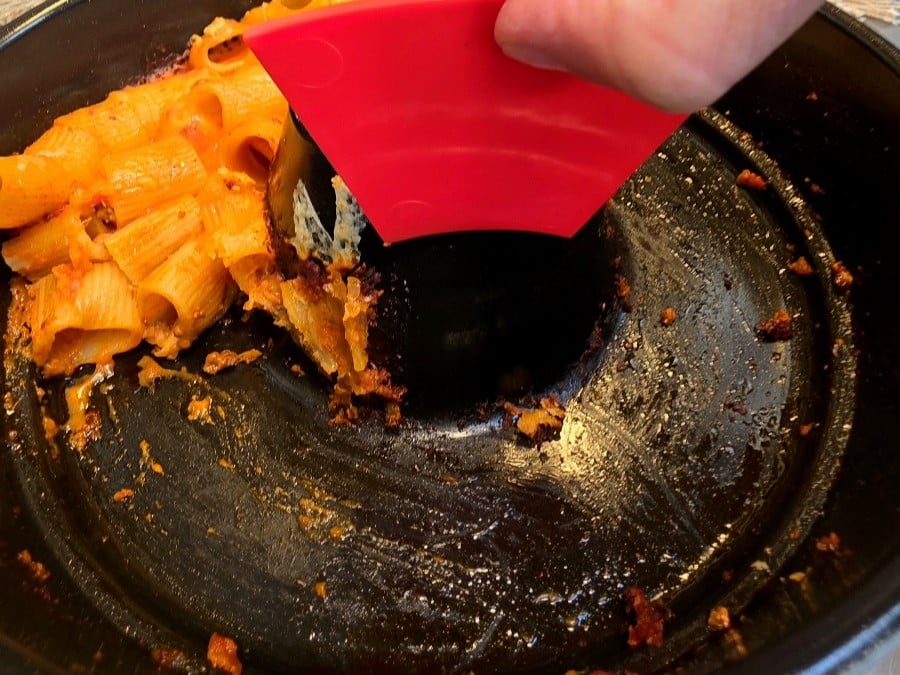 Leichtes Reinigen des Campingbackofens dank Mukis Schaberle für sauberes Backen.