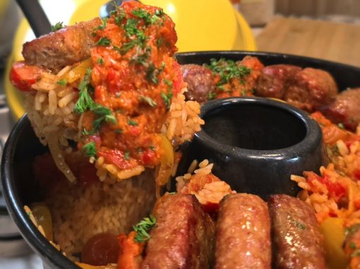 One-Pot Cevapcici mit Djuvec-Reis aus dem Omnia Campingbackofen