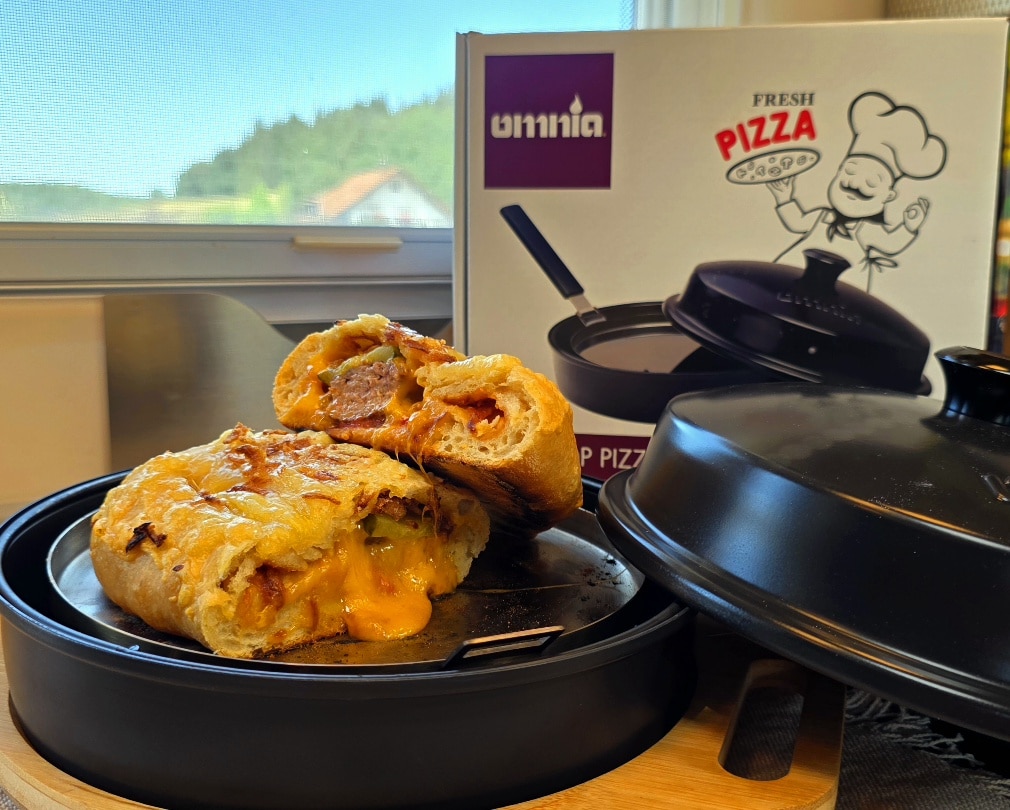 Cheeseburger-Calzone mit Burger-Patty, Cheddar und Burgersoße aus dem neuen Omnia Pizzaofen