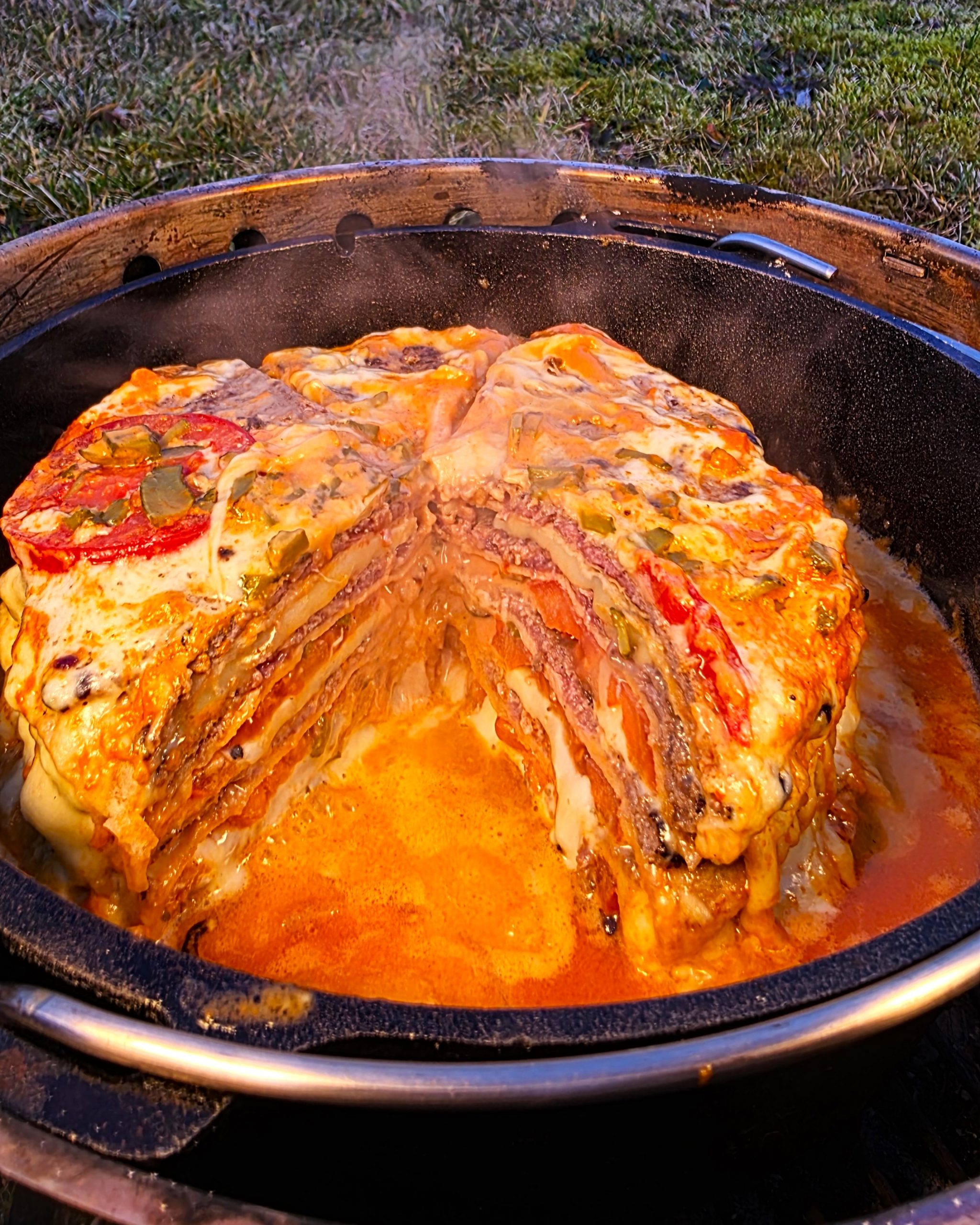 Saftige Cheeseburger Lasagne mit viel geschmolzenem Käse, frisch zubereitet im Petromax Dutch Oven.