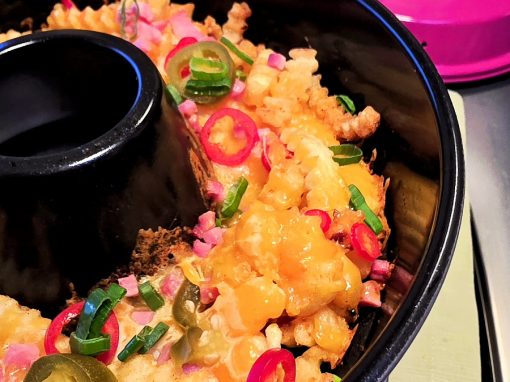 Cheesy Loaded Pommes aus dem Omnia Campingbackofen