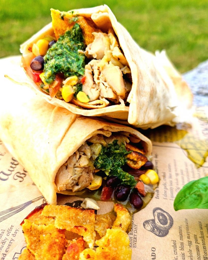 Confiertes Hähnchen im Gusseisen-Dutch Oven auf dem Big Green Egg MiniMax für Tortilla Wraps.