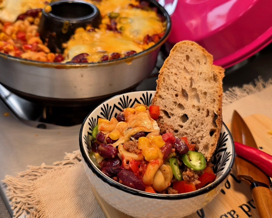Chili con Carne One Pot mit Hörnle, Hackfleisch, Bohnen, Mais und Käse aus dem Omnia