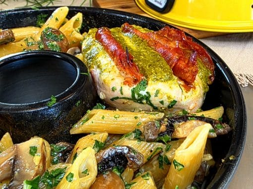 Saftiges Chorizo-Hähnchen auf cremiger Champignon-Pasta im Omnia Campingbackofen