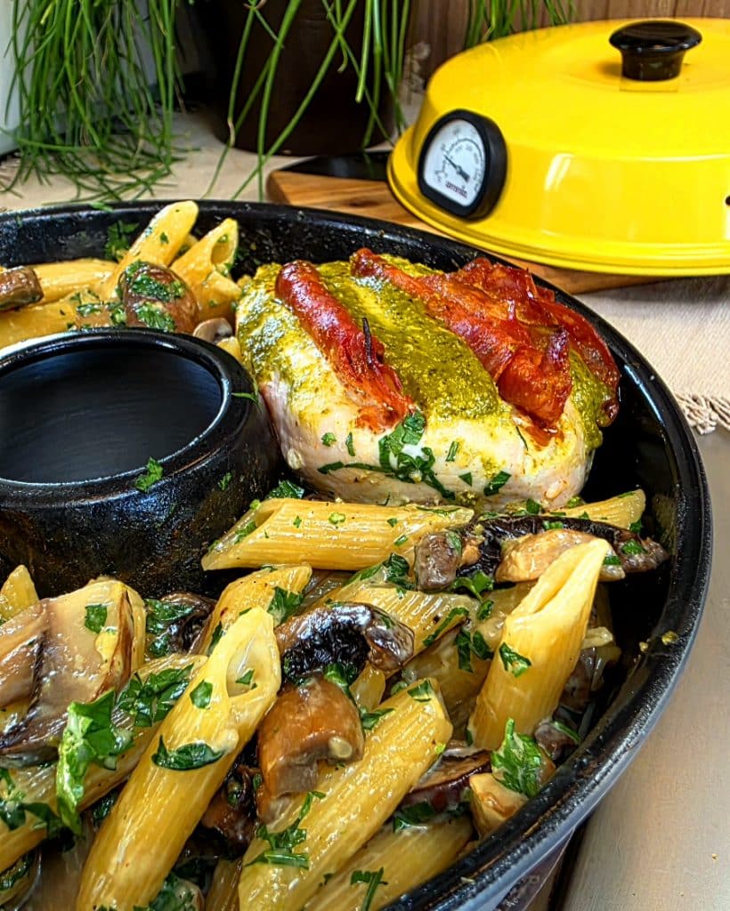 Saftiges Chorizo-Hähnchen auf cremiger Champignon-Pasta aus dem Omnia Campingbackofen