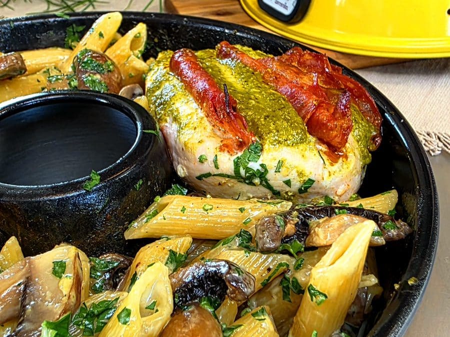 Saftiges Chorizo-Hähnchen auf cremiger Champignon-Pasta im Omnia Campingbackofen