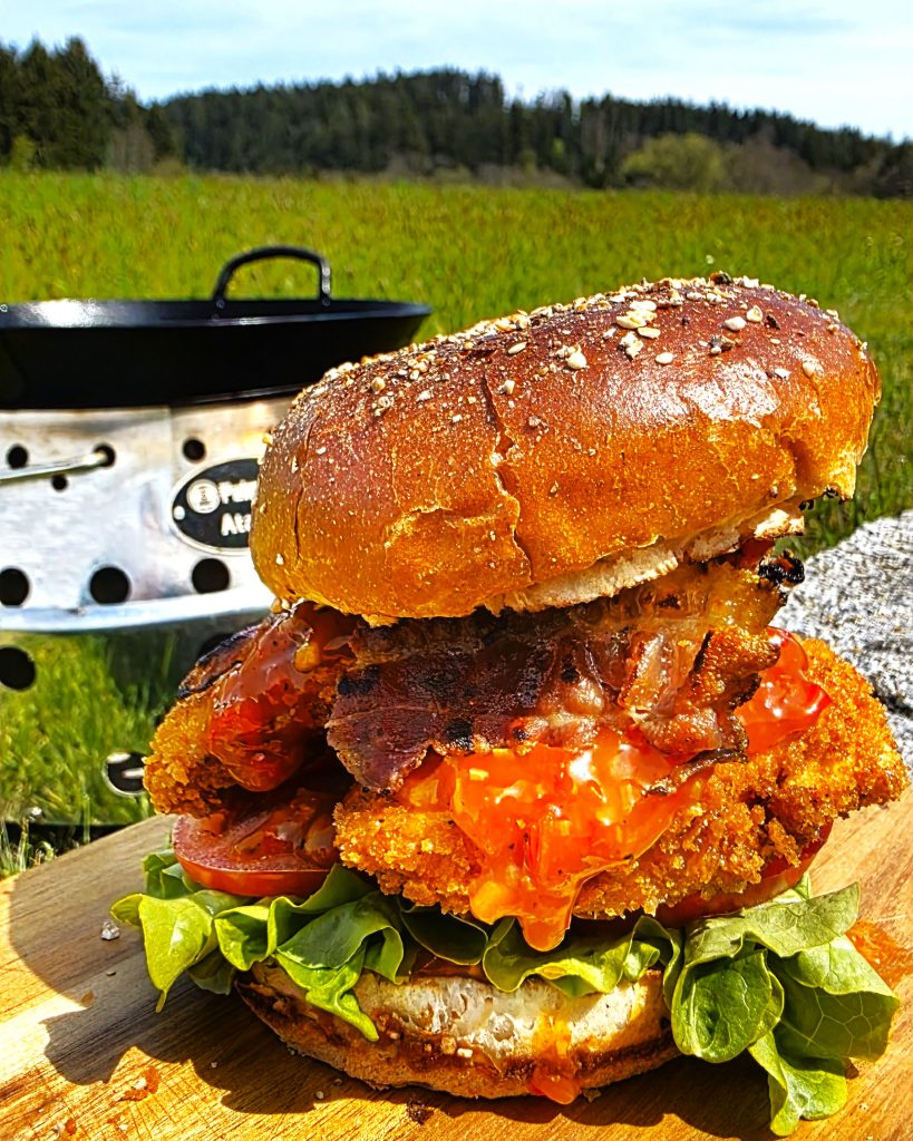 crispy-chicken-burger-petromax-wok-atago Knuspriges Crispy Chicken im Petromax Wok auf dem Atago Grill über offenem Feuer.