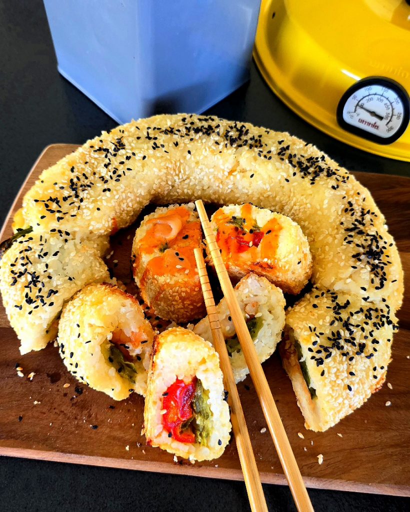 Knusprige Sushi Rolle aus dem Omnia Campingbackofen mit Lachs, Garnelen und Gurke