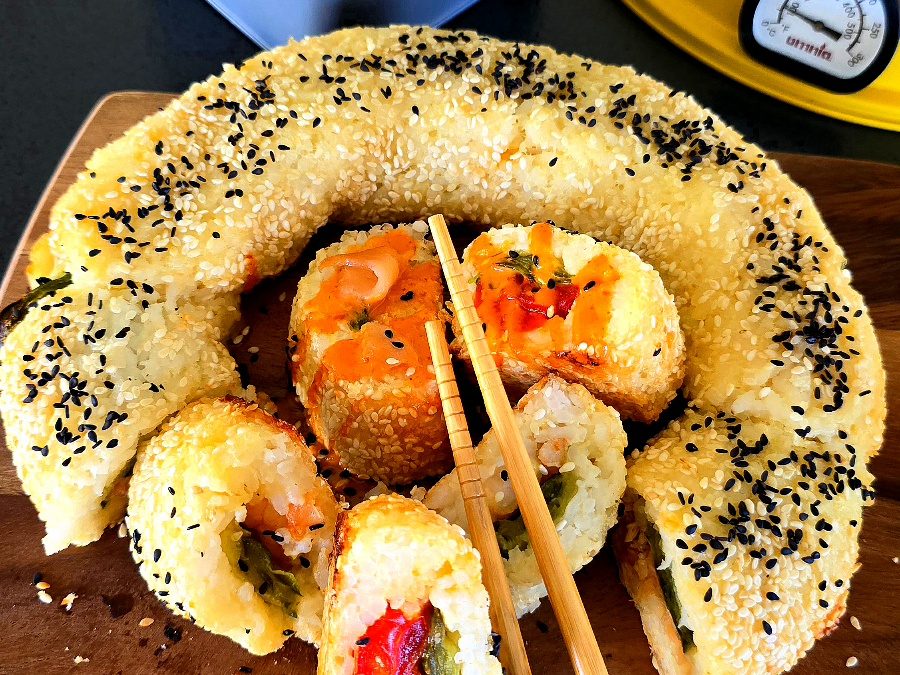 Knusprige Sushi Rolle aus dem Omnia Campingbackofen mit Lachs, Garnelen und Gurke