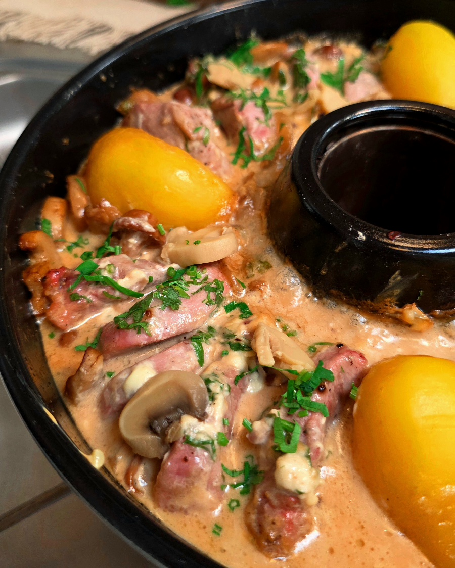 Zartes Schweinefilet in cremiger Pilzrahm-Sauce, als One-Pot zubereitet im Omnia Campingbackofen.