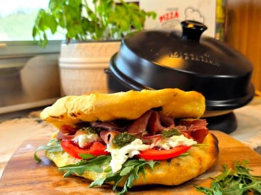 Folded Pizza aus dem neuen Omnia Pizzaofen – das knusprige Pizza-Sandwich für Camper Folded Pizza aus dem neuen Omnia Pizzaofen – das knusprige Pizza-Sandwich für Camper