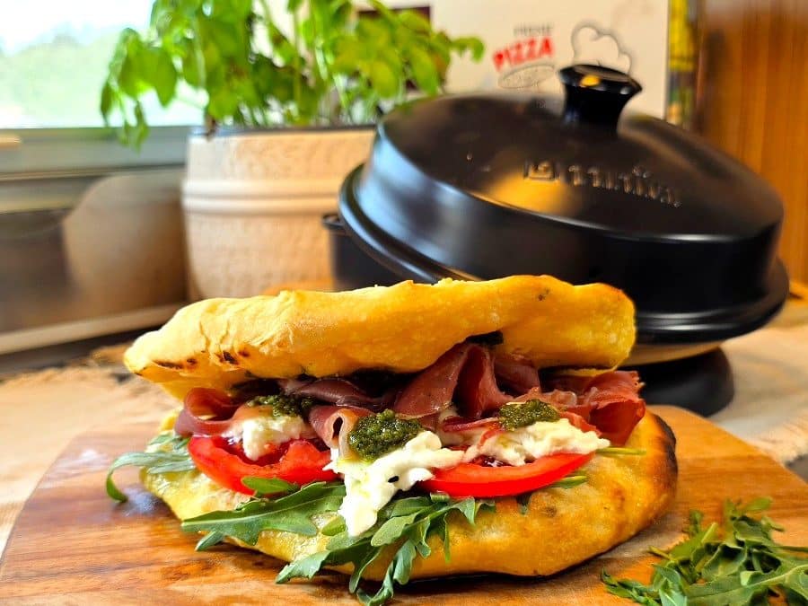Folded Pizza aus dem neuen Omnia Pizzaofen – das knusprige Pizza-Sandwich für Camper
