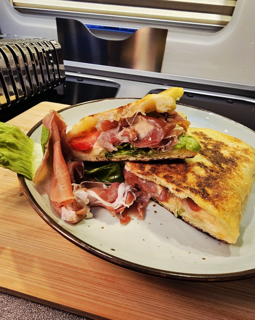 Knusprig gebackene Folded Pizza mit geschmolzenem Mozzarella im RidgeMonkey Connect Sandwich-Toaster.