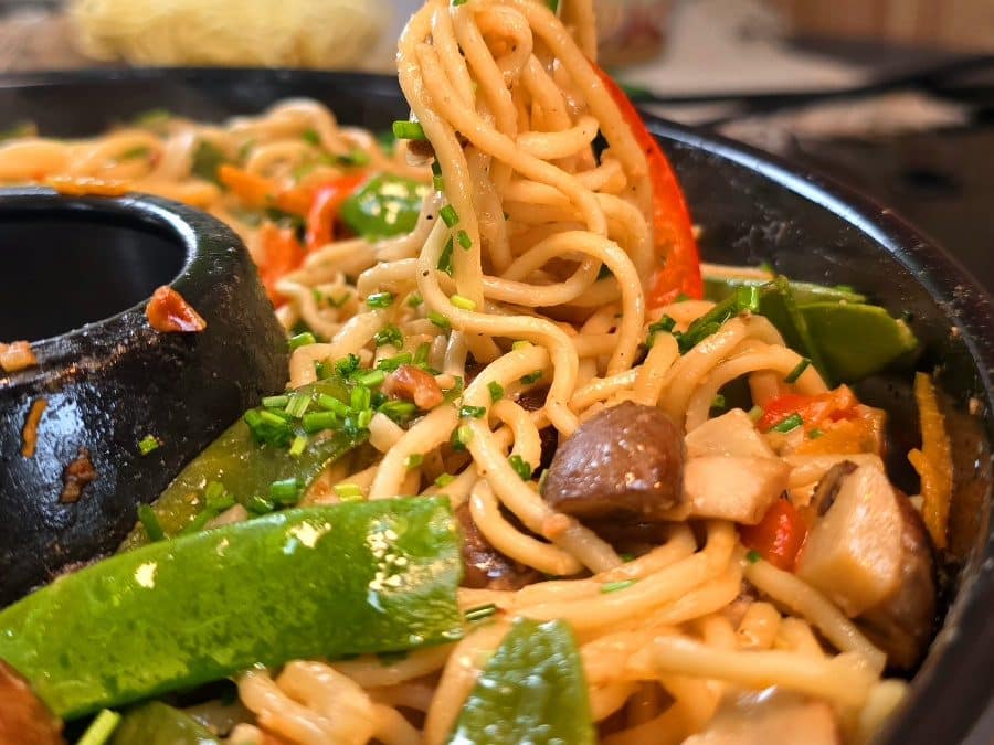 Asia Nudel Box, gebratene Nudeln aus dem Omnia Campingbackofen