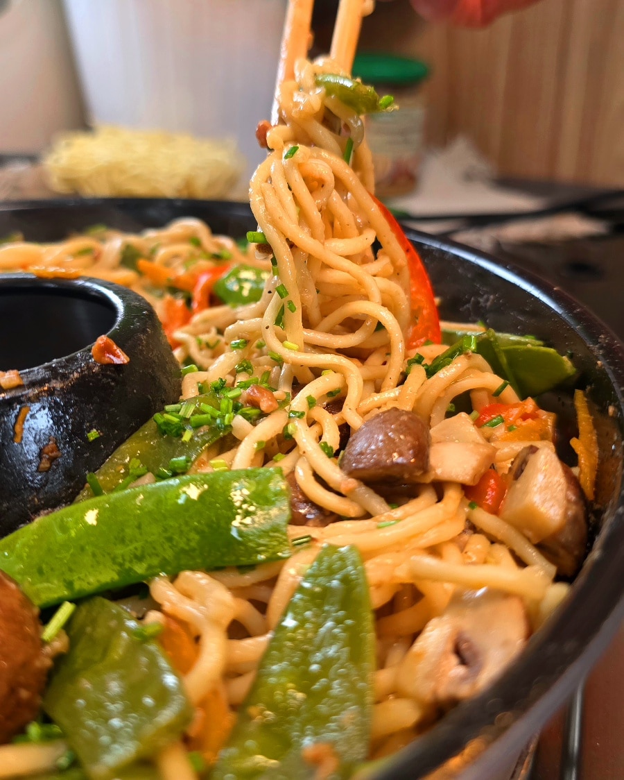 Gebratene Nudeln mit Gemüse und Ei, serviert in der Form des Omnia Campingbackofens.