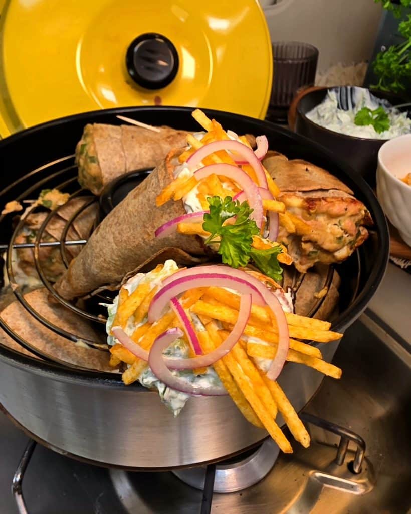 Gyros Hörnchen aus Tortilla Wraps im Omnia Campingbackofen, knusprig und saftig