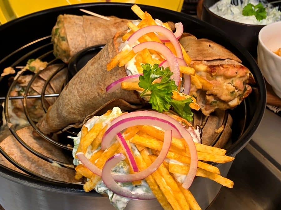 Gyros Hörnchen aus Tortilla Wraps im Omnia Campingbackofen, knusprig und saftig