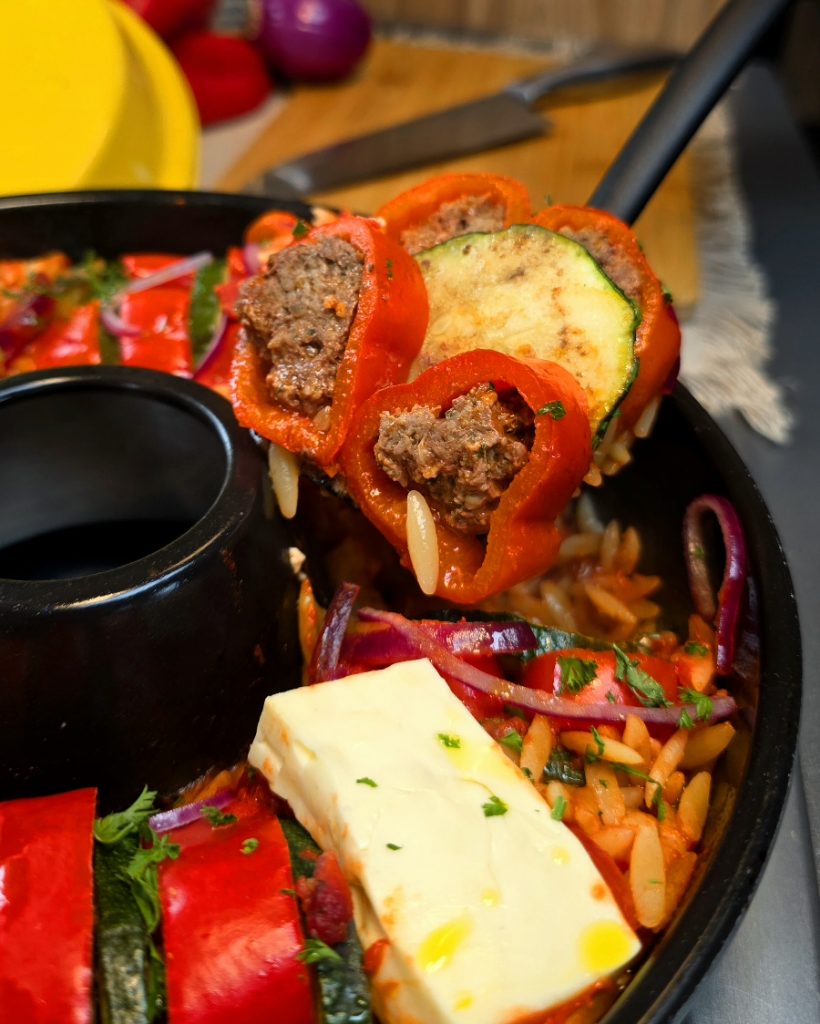 Sternförmig geschichteter Gyros-Nudel-Auflauf mit gefüllten Paprika-Ringen und Feta im Omnia Campingbackofen.