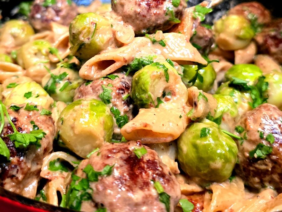 One Pot herbstliche Hackbällchen-Rosenkohl-Pasta 