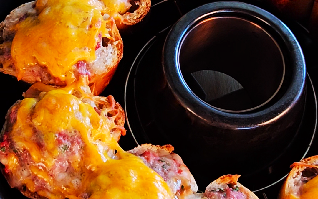 Herzhafte Hackfleisch-Brötchen mit Käsekruste aus dem Omnia Campingbackofen