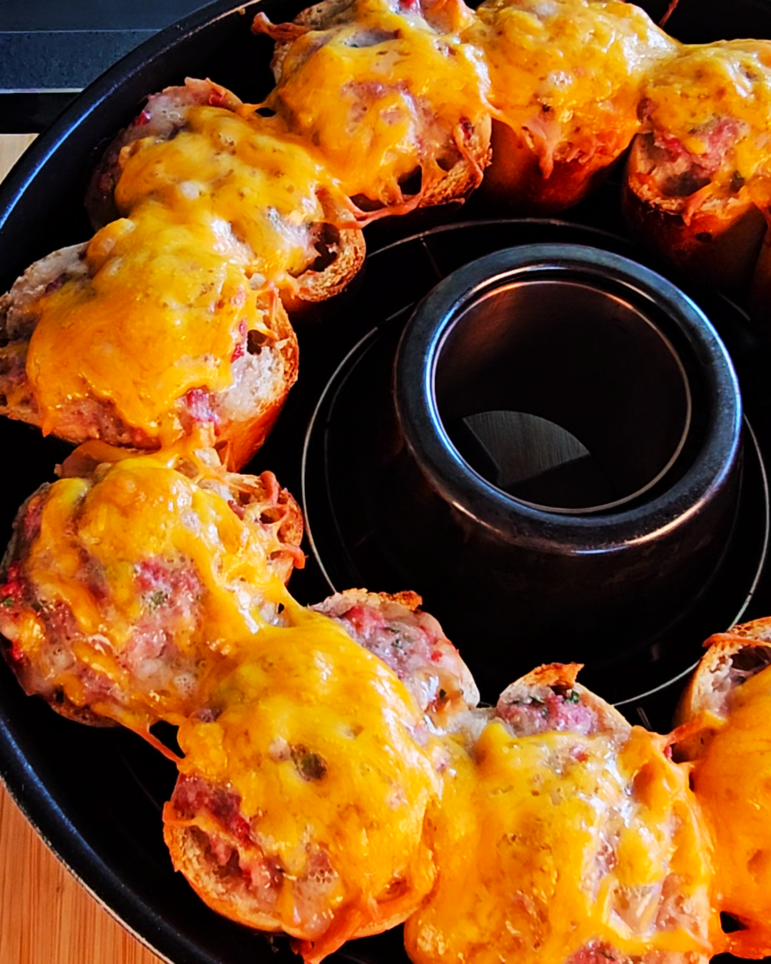 Gefüllte Brötchen mit Hackfleisch und geschmolzenem Käse im Omnia Campingbackofen.